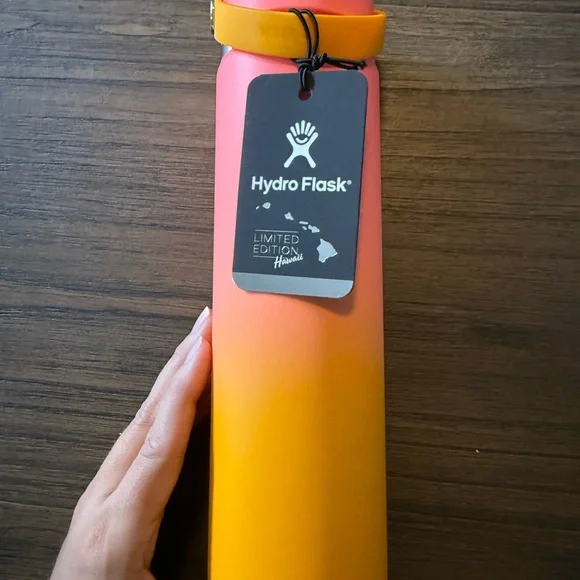 NWT 24 oz Hydro Flask Hawaii Limited Edition Hibiscus Pink and Orange Bottle - Picture 1 of 8